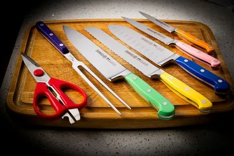 Mundial MC5100-8 Gift Knife Set With Wood Block Colors Series 8 Piece Full Tang Blade 9.webp